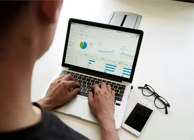 Laporan keuangan di laptop
